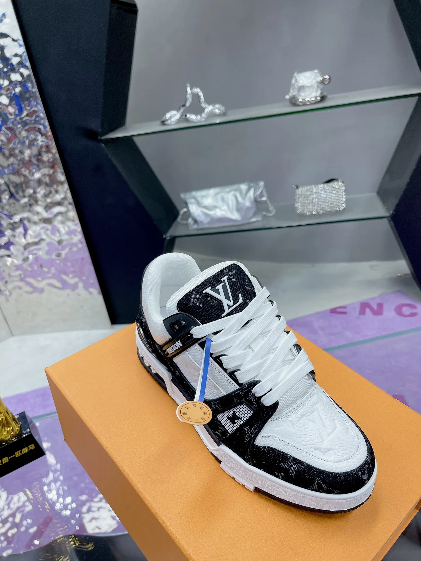 👟👟Ex-factory price👟👟Ex-factory price 840👟👟 Original development, quality shipping, welcome to compare ❥❥❥❥❥❥LV sneaker series LV Trainer Maxi sneakers introduce the loose silhouette of the ready-to-wear series into the LV Trainer sneaker design written by Virgil Abloh, making an eye-catching appearance at the 2024 spring and summer men's wear show. The cow leather upper is combined with rough fabric laces, and colorful beading highlights the brand's classic elements. LV letters mark the tongue and Monogram floral outsole. Mixed materials Made of first-layer cowhide, wrapped in imported custom-printed denim, thick shoelace design, large Monogram print on the side, "lv 54" badges on the tongue and heel, rubber outsole decorated with Monogram flowers, mesh lining and cotton feet, the comfort is as extreme as ever, premium heritage, quality first, worth owning! Size: 35-40 for women, 39-44 for men (45 is custom-made and cannot be returned or exchanged) ♡Full set of packaging with original gift box